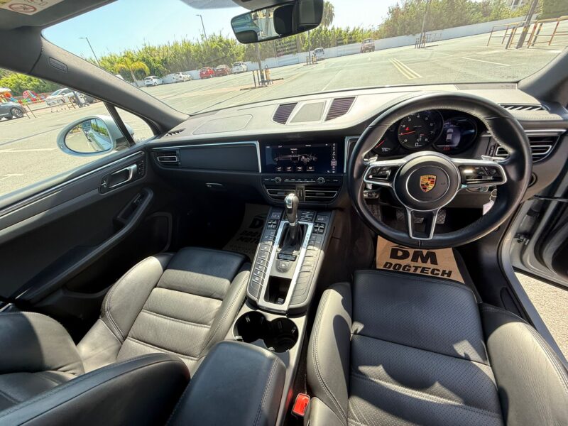 PORSCHE MACAN